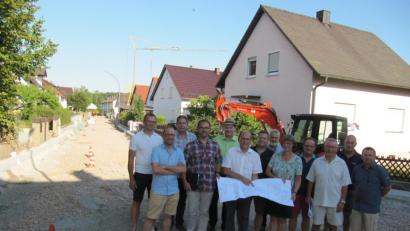 Bild: fg
Ortstermin des Ausschusses für Bau, Umwelt und Technik in der Moosweiherstraße. Zweiter Bürgermeister Josef Birner (Mitte mit Plan) informiert mit Bauamtsleiter Marin Beck (Dritter von links) und Mitarbeiter Thomas Dotzler (Vier von links). Das im Hintergrund sichtbare Teilstück soll noch im August mit der Tragteerschicht ausgestattet und befahrbar sein.