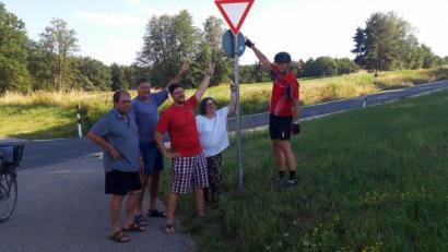 Bild: wwl
Vor Ort machten sich Vorstandsmitglieder der Poppenrichter SPD ein Bild von der geänderten Vorfahrtsregelung des Radweges entlang der AS 13 bei der Einmündung der Gemeindeverbindungsstraße Poppenricht/Altmannshof.