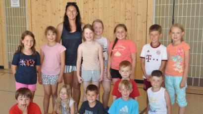 Bild: dob
Für die Mädchen und Buben hieß es in der letzten Gruppenstunde der "Power Kids" Abschied von Übungsleiterin Bettina Voit zu nehmen, die in diese Gruppe viel Leidenschaft und Herzblut steckte, die die Kinder spürten.
