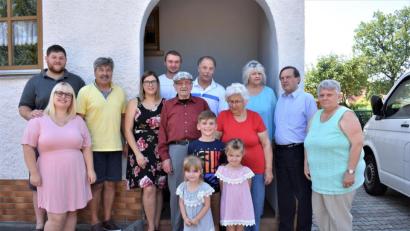 Bild: rgr
Hermann Mayer feiert den 90. Geburtstag. Alles Gute wünscht außer der Familie unter anderem auch Stadtpfarrer Bernhard Müller (Zweiter von rechts).