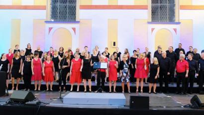 Bild: do
Ein lauschiger Sommerabend, eine besondere Atmosphäre und hohe Vokalkunst. Singing Witt unter Leitung von Stefanie Zühlke-Schmidt begeistert beim Benefizkonzert in Speinshart