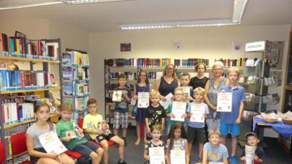Bild: rn
Mit Buchpräsenten ehrt Petra Danzer (hinten, links) die erfolgreichsten Teilnehmer am Leseförderprogramm Antolin. Jugendbeauftragte Karolina Forster (Zweite von links) überreicht die Teilnehmerurkunden. Mit im Bild Renate Schneider-Kraus, Mitarbeiterin der Bücherei.