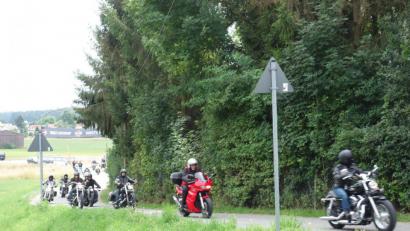 Bild: fjo
Direkt aus dem Festareal heraus starten die schweren Maschinen auf zwei Rädern zur gemeinsamen Ausfahrt mit Ziel Westböhmen.