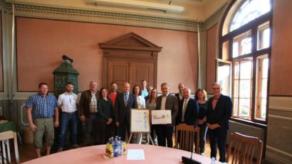 Bild: exb
Die Lenkungsgruppe der Öko-Modellregion Stiftland traf sich im Bärnauer Rathaus um die Beteiligung der Akteure und die weitere Vorgehensweise zu erörtern. Dabei waren auch Ikom Vorsitzender Roland Grillmeier (Fünfter von rechts), Ikom Geschäftsführer Wolfgang Kaiser (Sechster von links) sowie der Leiter des Amtes für Ländliche Entwicklung, Thomas Gollwitzer (Dritter von rechts).