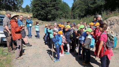 Bild: bsc
Einen interessanten Wandertag veranstaltete die Grundschule Friedenfels. Am Grenzbach informierten die beiden Ranger des Naturparks Steinwald, Jonas Ständer und Amelie Nöth, sowie Robert Mertl vom Verein Kulturlandschaft Südlicher Steinwald (von links) über das Leben in den Bächen. Die Lehrer Claudia Wölke, Evi Kern und Anita Grünbauer (hinten, von rechts) und die Kinder dankten am Ende für einen außergewöhnlichen Schultag.