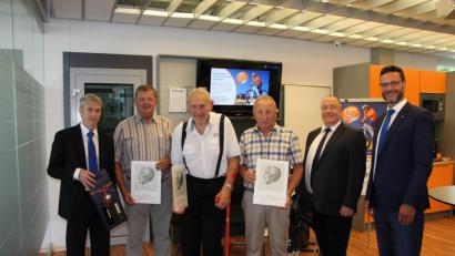 Bild: ds
Geschäftsstellenleiter Bernd Windisch, Helmut Pesel, Ludwig Heinl, Ernst Arnold, Vorstandsvorsitzender Frank-E. Kirchhof und Vorstandsmitglied Michael Sommer (von links) nach der Ehrung der drei treuen Mitglieder.