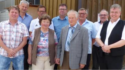 Bild: lgc
Zum 85. Geburtstag von Heimatforscher Josef Püttner (Vierter von rechts) würdigen im Beisein von dessen Ehefrau Karolina (Vierte von links) unter anderem (von rechts) Pater Adrian Kugler, Bürgermeister Gerhard Löckler, Hans Schmid sowie (von links) Martin Melchner, Reinhard Stopfer, Harald Schlöger und Michael Wiesnet dessen großes Engagement für Pfarrei und Gemeinde.