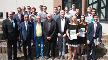 Bild: wro
Zahlreiche Ehrengäste gratulierten bei der Abschlussfeier am Beruflichen Schulzentrum zur bestandenen Prüfung. Mit Preisen wurden die Besten ausgezeichnet.