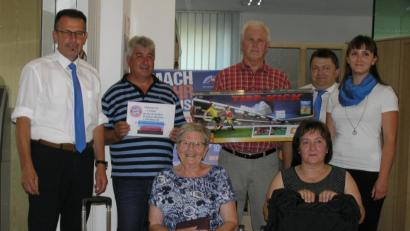 Bild: öt
Vorstandssprecher Joachim Geyer (stehend von links) übergab an Johannes Merkl die Tickets für das FC-Bayern-Fußballspiel und an Oswald Franz ein Tipp-Kick-Spiel. Roland Wächter und Geschäftsstellenleiterin Cornelia Wöhrl beglückwünschten sie und auch Resi Reindl (sitzend von links) als Gewinnerin des Trolley-Koffers und Claudia Kahl zur Tasche.