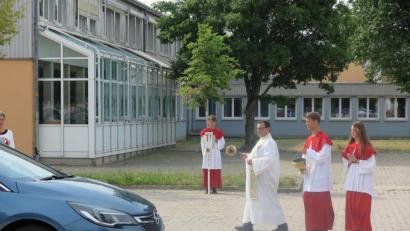 Bild: jzk
Nach dem Sonntagsgottesdienst segnet Stadtpfarrer Konrad Amschl die Fahrzeuge auf dem Schulplatz.