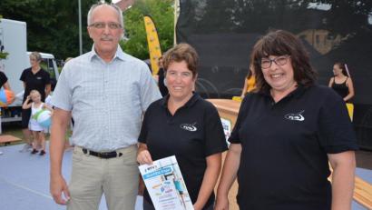 Bild: jr
Stellvertretender Turngau-Vorsitzender Bernt Rose überreicht das Qualitätssiegel „Gymwelt-Verein“ an TVW-Vorsitzende Silvia Stark (rechts) und Regina Gerl.