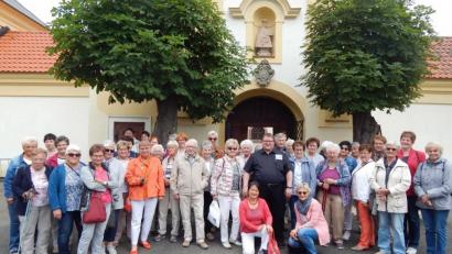 Bild: hai
Zusammen mit Pfarrer Sven Grillmeier erkunden die Teilnehmer an der Fahrt des Katholischen Frauenbundes die Kirche Ausflug Maria-Loreto-Kirche.
