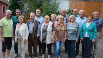 Bild: jr
Zu einer Diskussion trafen sich Verdi-Stiftland und die Verdi-Senioren bei „Hofner-Zoigl“ in Konnersreuth. Dabei waren Verdi-Stiftland-Ortsvorsitzender Fritz Rüth (Fünfter von links) und Verdi-Senioren-Bezirksvorsitzender Fritz Haberzeth (links).
