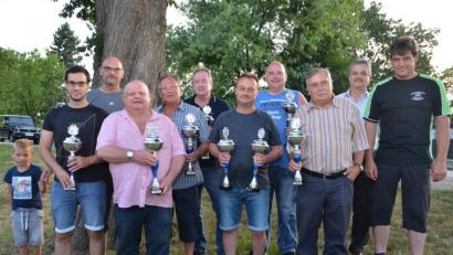 Bild: dob
Sportleiter Robert Diermeier (rechts) verkündete die diesjährigen Vereinsmeister der Schützengesellschaft 1565 Vohenstrauß und überreichte mit Schützenmeister Rainer Hengstl (Dritter von links) die Pokale. Bürgermeister Andreas Wutzlhofer (Zweiter von rechts) gratulierte den Schützen zu ihren Erfolgen.