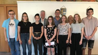 Bild: eig
Die besten Flosser Schüler aller Schulformen im Landkreis und in der Stadt Weiden; die drei Bürgermeister gratulieren zu Beginn der Marktratssitzung.