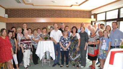 Bild: hcz
Sonja Schreglmann und ihr Sohn Olaf inmitten der gratulierenden Genossen.