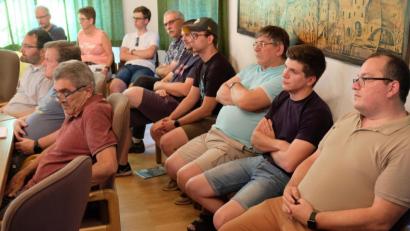 Bild: do
Überwiegend waren es Anlieger, die sich trotz Sahara-Temperaturen im Sitzungssaal für die Vorstellung des Bebauungsplan-Entwurfes "Max-Reger-Straße" interessierten.