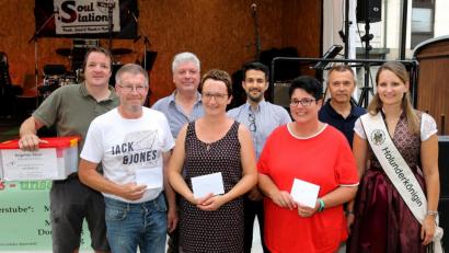 Bild: mef
Die glücklichen Gewinner: Vorne von links: Dieter Reber, Marion Elling und Claudia Steinert.