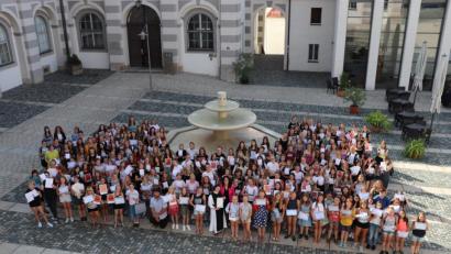 Bild: exb
Die zahlreichen ausgezeichneten Schülerinnen mit ihren Lehrkräften und dem Schulleitungsteam, Sr. M. Raphaela Kratzer und Kerstin Reiter (vorne, Mitte).