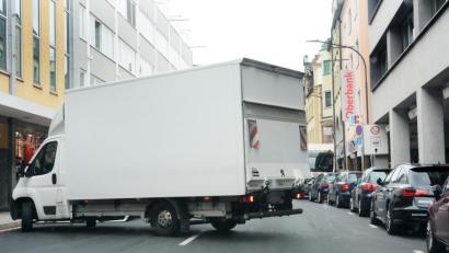 Bild: Gabi Schönberger
Wer nicht hören will, muss umkehren: Viele Autofahrer, aber auch der Lenker dieses Kleinlasters, ignorierten das Verkehrsschild, das bereits in Höhe des Stadtmühlwegs die Weiterfahrt in die Sedanstraße verbot.