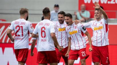 Bild: agentur_dpa
Regensburger Jubel: Sebastian Stolze (Zweiter von rechts) traf zum zwischenzeitlichen 2:0 für den SSV Jahn kurz nach der Pause.