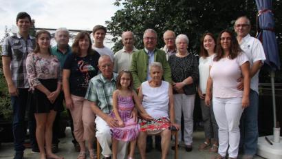 Bild: wro
Im Namen des SPD-Ortsvereins beglückwünschten Jubilar Helmut Reindl (vorne links) Christa Franz (Vierte von rechts) und Vorsitzender Georg Wurzer (Siebter von rechts). Die Glückwünsche der Tischgesellschaft „Alte Herren“ überbrachte Ferdinand Dietz (Fünfter von rechts). Auch Bürgermeister Toni Dutz (Sechster von rechts) gratulierte.