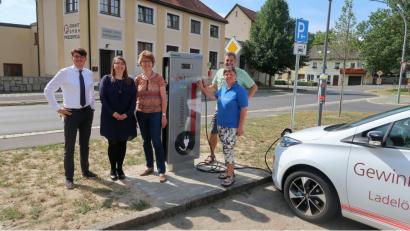 Bild: bsc
Bei der Inbetriebnahme der Ladesäule freuten sich (von links) Christopher Krug und Doreen Ibrahimovic von der "N-ERGIE-Aktiengesellschaft", Regina Wildenauer von der Gemeindeverwaltung, Dritte Bürgermeisterin Lisa Rauh und Gemeinderat Karl Zeh (Grüne/Neue Wege).