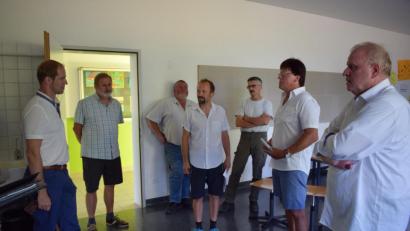 Bild: bnr
In der Grund- und Mittelschule sind während der Sommerferien verschiedene Arbeiten auszuführen. Der Bau-und Umweltausschuss machte sich ein Bild davon.