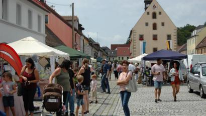 Bild: abu
Die Standbetreiber bieten beim Annamarkt auf dem Marktplatz große Vielfalt an.