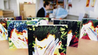Bild: Rolf Vennenbernd/dpa
Verfremdete Fotos eines Kindes mit Schulangst: Schule sollte den Kindern eigentlich Spaß, nicht Angst machen.