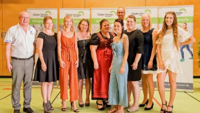 Bild: Hirsch
Schulträger Hubert Döpfer (links) und Standortleiter Jens Frank (Vierter von rechts) zeichneten die besten Absolventen aus.