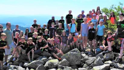 Bild: jml
Der tolle Blick über die Bayerwald-Gipfel belohnte die jungen Wanderer auf dem Lusen für den Aufstieg. Auch so eine gemeinsame Aktion stärkt den Teamgeist.
