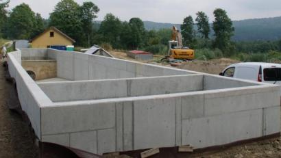 Bild: mmj
In der Kläranlage Weiding wird eifrig gebaut: Im Vordergrund ist das künftige Rückhaltebecken zu sehen und im Hintergrund bei den Baggern wird ein Schönungsteich gebaut.