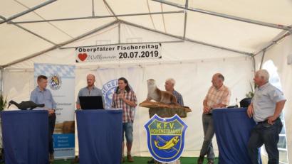 Bild: dob
Bei der Diskussionsrunde geht es um die größten Feinde der Fischer. Kormoranmanager Tobias Küblböck, der Tirschenreuther Ranger Jacob Keller, Fischotterbeauftragter Alexander Horn, Obmann Hans-Hermann Lier, Dr. Thomas Ring als Fachberater Fischerei und der Vorsitzende des Kreisfischereivereins Vohenstrauß Johann Dittmann (von links nach rechts) diskutierten darüber, welche Maßnahmen dringend umgesetzt werden müssen.