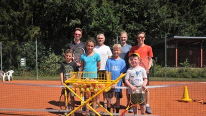 Bild: bey
Die Kinder machen beim Schnuppertraining erste Gehversuche auf dem Tennisplatz.