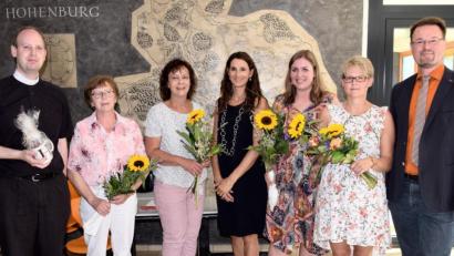 Bild: bö
Abschied von der Lauterachtal Grundschule in Hohenburg nehmen hieß es für (ab Zweite von links) Erika Paulus, Petra Grieb-Lange, Carolin Fink und Katharina Baumann. Mit dabei waren Pfarrer Hans Jürgen Zeitler (links), Rektorin Andrea Meier (Mitte) und Bürgermeister Florian Junkes (rechts).