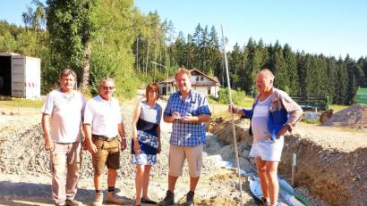 Bild: fjo
Bürgermeisterin Margit Kirzinger (Mitte) erhält die Bestätigung eines fristgerechten Abschlusses der Bauarbeiten durch Ingenieur Gunther König (Zweiter von rechts) und Polier Alois Sorgenfrei (Zweiter von links).