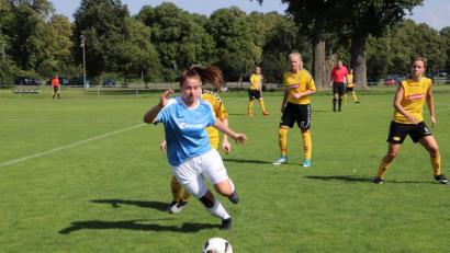 Bild: Janina Wieczoreck
Abwehrchefin Anna Vogl behauptet beim 7:0-Erfolg der Vilspanther den Ball gegen drei Gegenspielerinnen vom Regionalliga-Absteiger 1. FFC Fortuna Dresden.