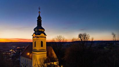 Bild: Thilo Hierstetter
Die Pilgerwoche ist zwar zu Ende, aber die Wallfahrtskirche St. Anna und damit ihr Patronat leuchten weiter hoch über der Stadt.