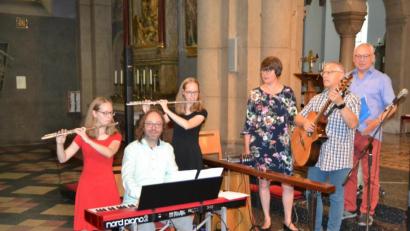 Bild: hcz
Emma Landgraf, Stefan Schultes, Ida Landgraf, Alexandra Reger, Roman Landgraf und Rüdiger Streng (von links) gestalten die vierte musikalische Mittagsandacht in der Josefskirche.