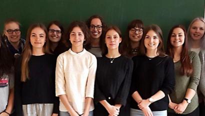 Bild: Katharina Gadomski
Diese Schülerinnen und Oberstudienrat Markus Hammer (rechts) haben es geschafft: Ihr Chemie-Projekt ist so gut, dass es mit einem Preisgeld von 1000 Euro belohnt wird. Die Gymnasiastinnen hatten Experimente gestartet, mit denen sie Viertklässlern chemische Vorgänge erklärten.