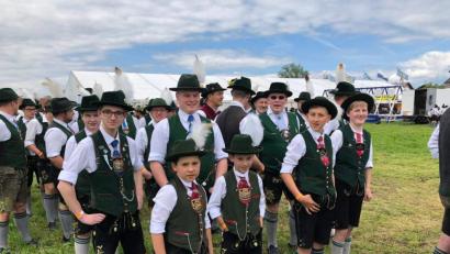 Bild: Privat
1312 Burschen und Männer aus ganz Bayern plattelten in Antdorf fünf Minuten lang synchron zur Ambosspolka und schnappten damit den Österreichern den Weltrekord. Mit dabei die zwei Pfab-Boum aus Ehenfeld Manuel (3. Reihe l.) und Maximilian (2. Reihe l.) .