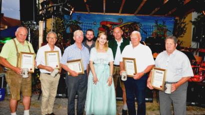 Bild: es
Lorenz Kraus ,Josef Grötsch und Adolf Kick (von links), Michael Bartmann und Hans Ebnet (von rechts) wurden von Benedikt Uhlemnann (hinten links) und Rebekka Fischer (vorne, Mitte) geehrt. Bürgermeister Max Völkl (hinten, rechts) gratulierte und bedankte sich ebenfalls.