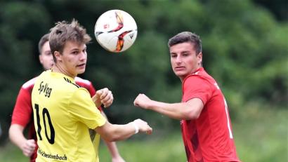 Bild: fle
Nein, Dustin Lippert (links, SpVgg Windischeschenbach) und Valentin Schieder (SC Eschenbach) schauten keiner attraktiven Besucherin der Kreisklassen-Partie hinterher. Beide Spieler hatten nur Augen für den Ball. Die SpVgg setzte mit einem deutlichen Auftaktsieg gleich einmal ein Zeichen in der Kreisklasse West.