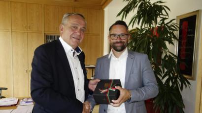 Bild: exb
Oberbürgermeister Kurt Seggewiß überreicht dem neuen Chef der Kriminalpolizei Weiden, Jürgen Dodell (rechts), eine Porzellantasse als Willkommensgeschenk.