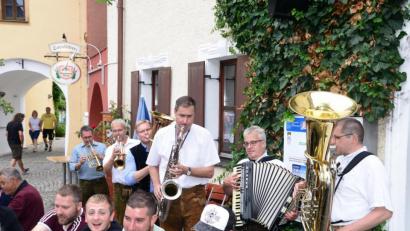 Bild: bey
Die "Bayrisch-Böhmischen Musikanten" ziehen in bewährter Weise durch die Tischreihen.