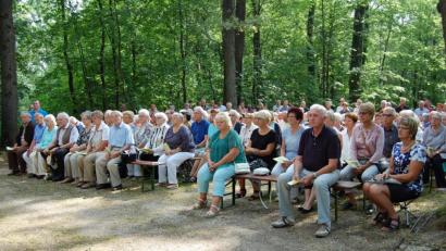 Bild: az
Viele Besucher nutzen die Gelegenheit, bei gutem Wetter den Gottesdienst auf dem Annaberg zu verfolgen.