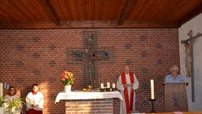 Bild: gi
Pfarrer Josef Most feierte mit den Einwohnern des Dorfes und der Gemeinde den Festgottesdienst zum Patrozinium ihrer Dorfkapelle, die dem hl. Jakobus geweiht 
ist. Die Lesung trug Waltraud Schmid vor.