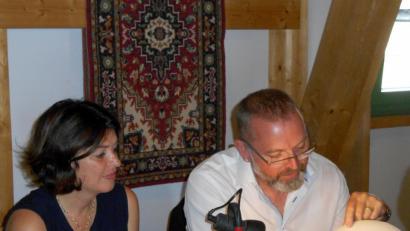 Bild: ubb
Peter Rothballer und seine Frau Kathrin nahmen sich viel Zeit, die Antiquitäten vor Ort in der Kulturscheune "Windschnurrn" zu schätzen.