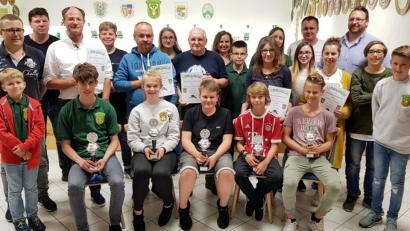 Bild: du
14 Paare, bestehend aus einem Jungschützen und einem Elternteil, nehmen am 10. Eltern-Kind-Schießen des Schützenvereins „Hubertus“ teil. Die fünf Bestplatzierten erhalten Urkunden und Pokale.
